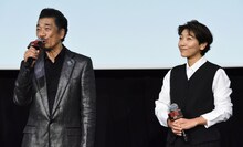 左から宇崎竜童、安藤サクラ。