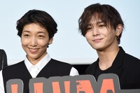 左から安藤サクラ、山田涼介。