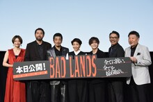 「BAD LANDS バッド・ランズ」初日舞台挨拶の様子。左からサリngROCK、吉原光夫、宇崎竜童、安藤サクラ、山田涼介、生瀬勝久、原田眞人。