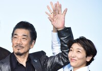 左から宇崎竜童、安藤サクラ。