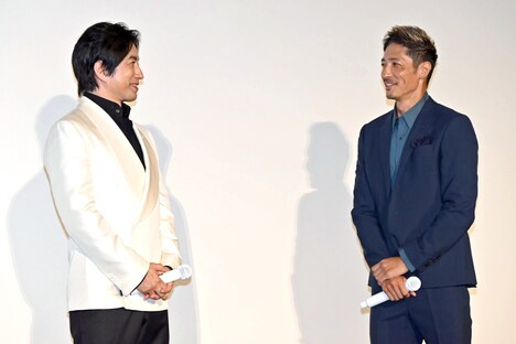 談笑する大沢たかお（左）、玉木宏（右）。