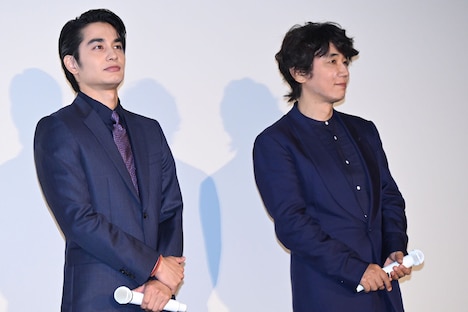 左から中村蒼、ユースケ・サンタマリア。