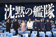 左から吉野耕平、江口洋介、上戸彩、大沢たかお、玉木宏、中村蒼、ユースケ・サンタマリア。
