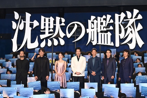 左から吉野耕平、江口洋介、上戸彩、大沢たかお、玉木宏、中村蒼、ユースケ・サンタマリア。