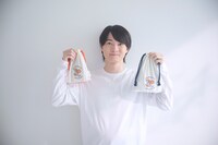 巾着を持つ神木隆之介。