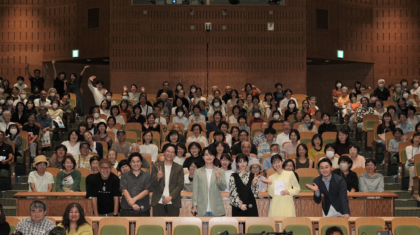 「『らんまん』最終回を見る会」の様子。