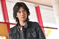 半田健人扮する乾巧。