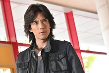 半田健人扮する乾巧。