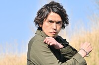 村上幸平扮する草加雅人。