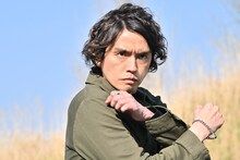 村上幸平扮する草加雅人。