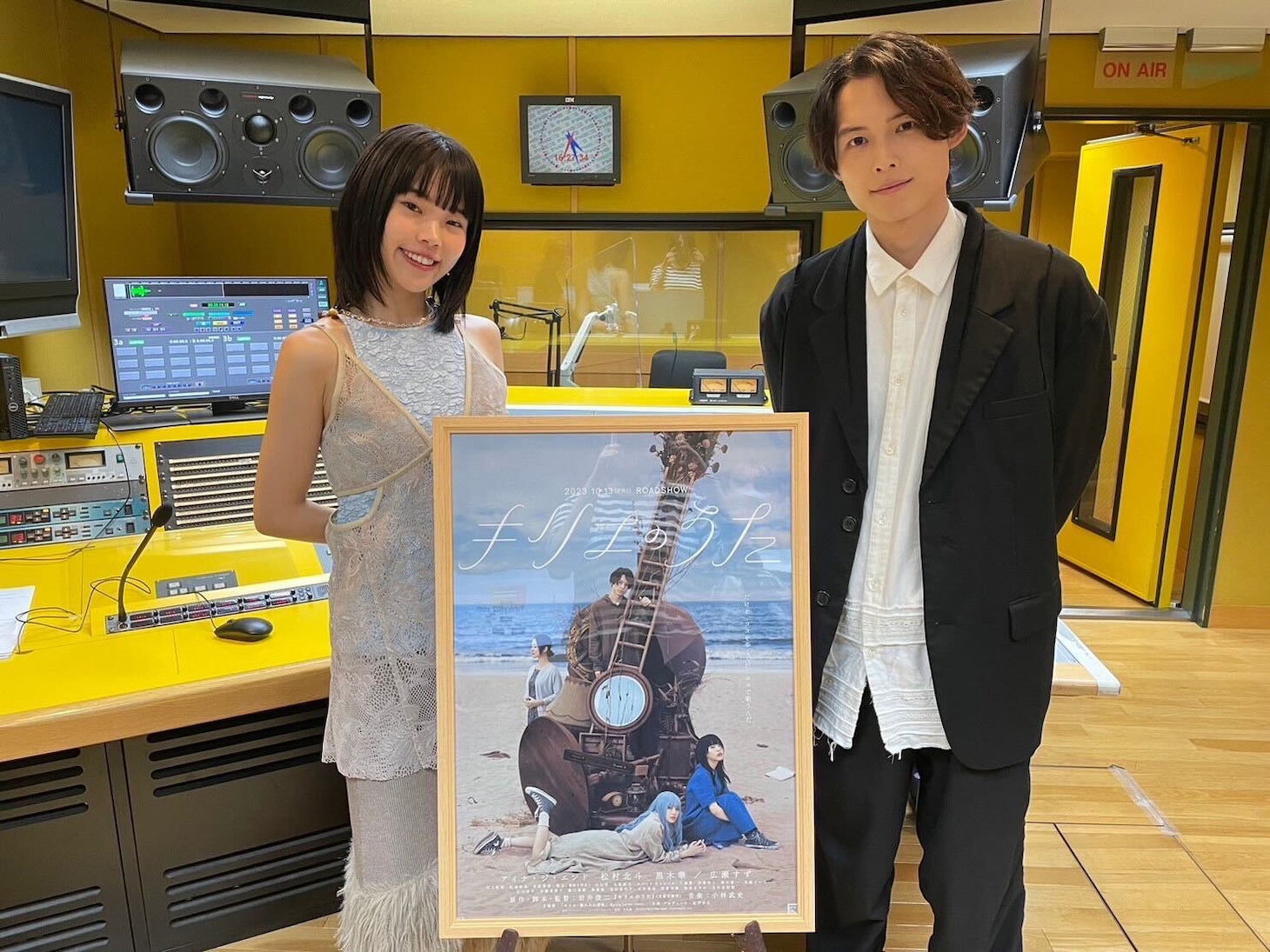 左からアイナ・ジ・エンド、松村北斗。