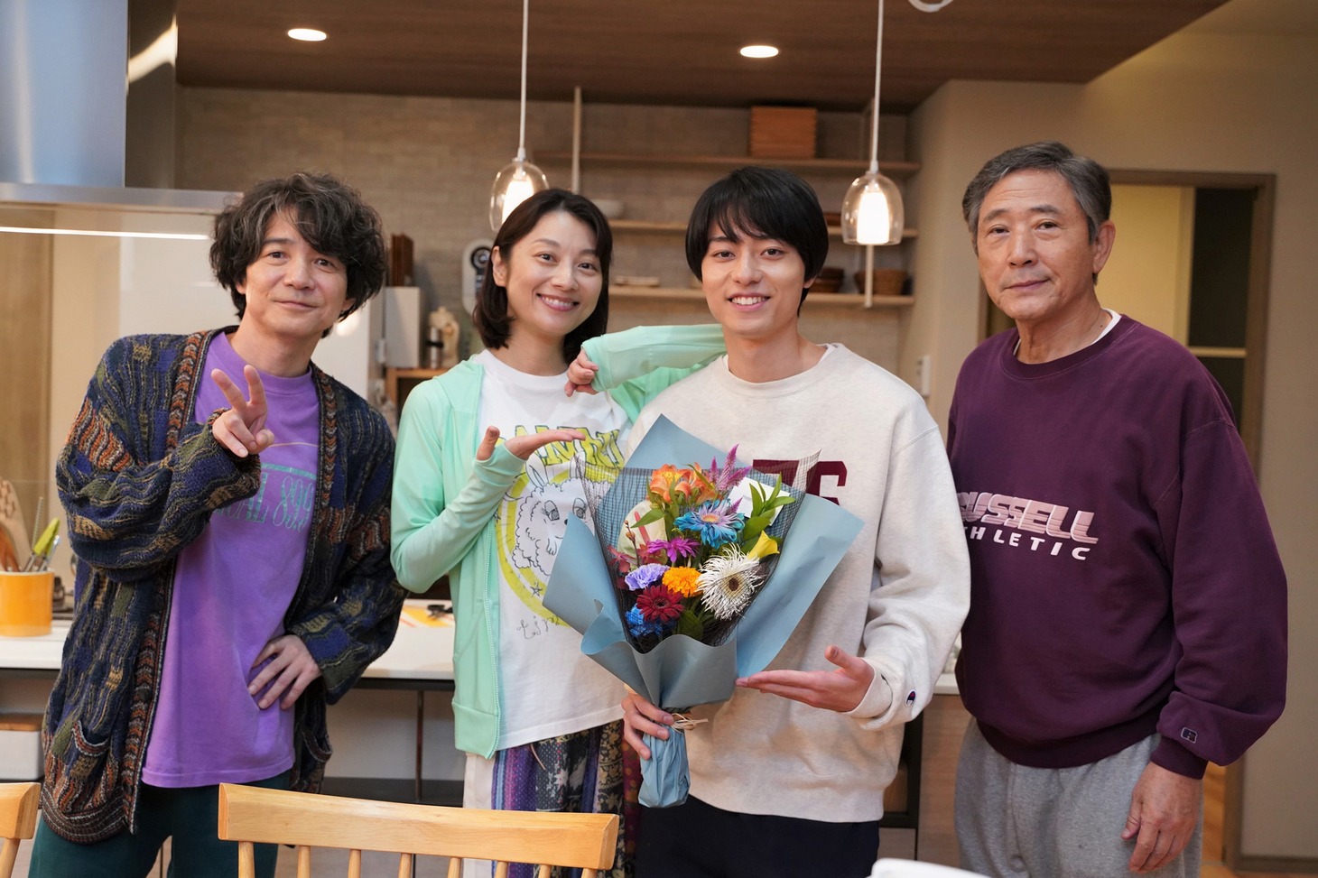 左から吉岡秀隆、小池栄子、作間龍斗、小林薫。