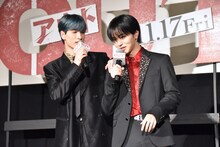 左から金城碧海、大平祥生。2人が尻相撲で対決。