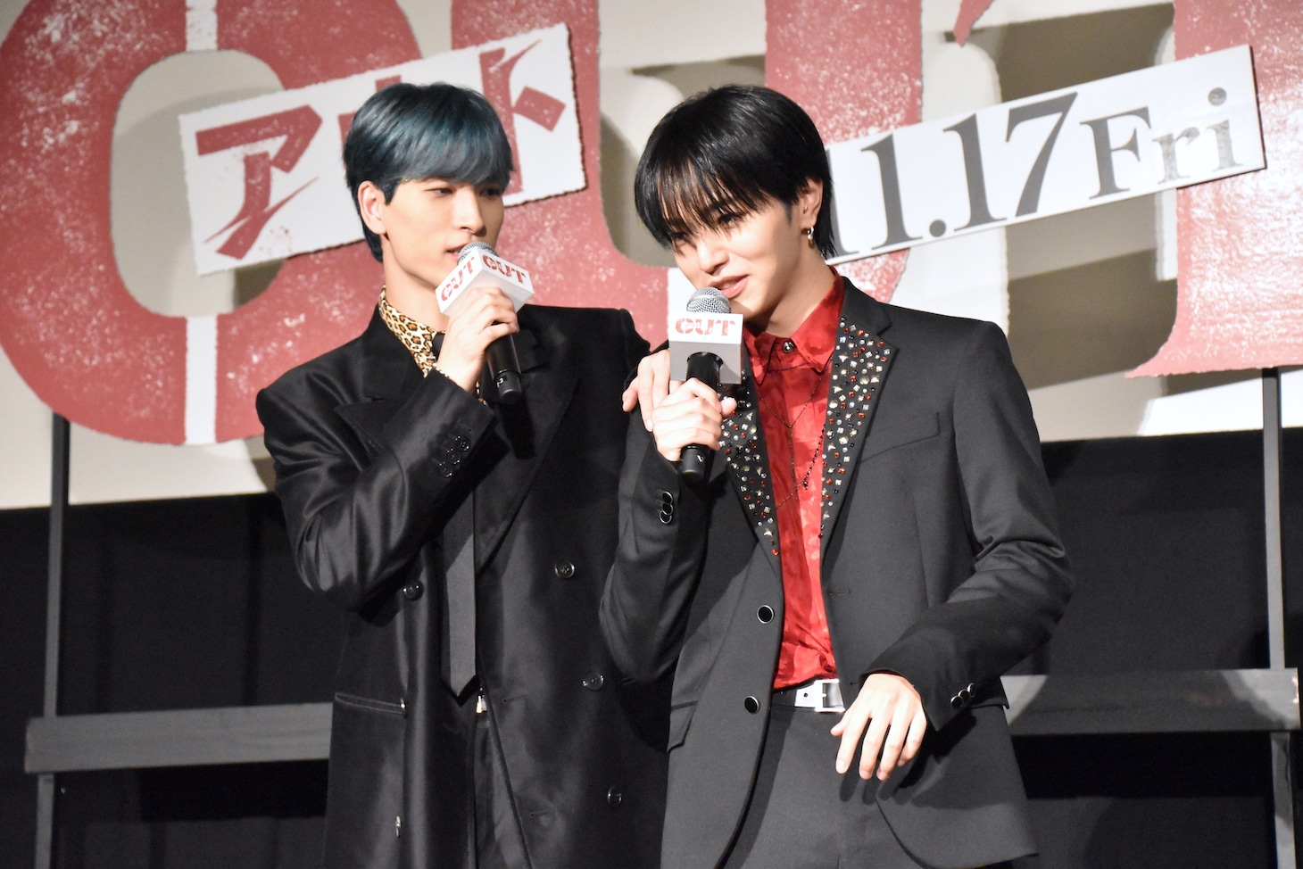 左から金城碧海、大平祥生。2人が尻相撲で対決。