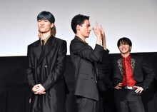 決勝戦の様子。JO1のグループ挨拶「Go to The TOP!」のポーズで意気込む水上恒司（中央）。