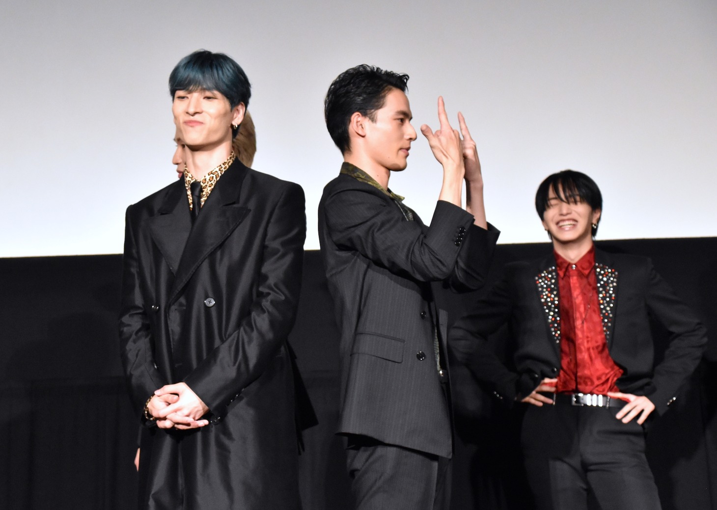 決勝戦の様子。JO1のグループ挨拶「Go to The TOP!」のポーズで意気込む水上恒司（中央）。