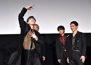 “勝利の舞”を披露する金城碧海（左手前）。