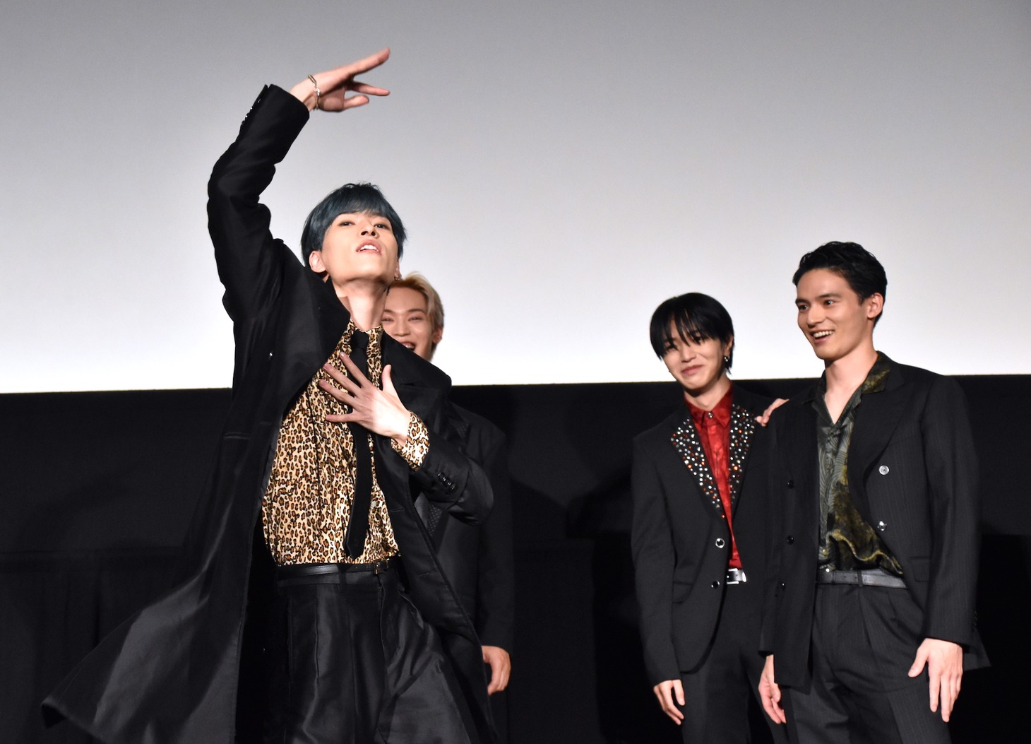 “勝利の舞”を披露する金城碧海（左手前）。