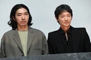 左から柄本佑、綾野剛。