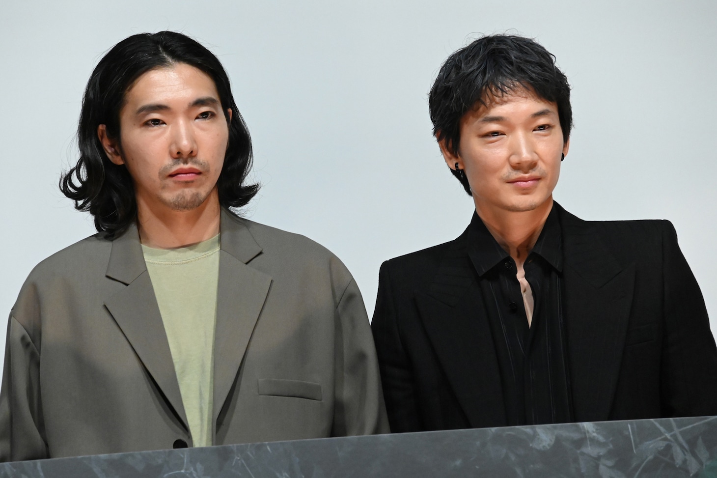 左から柄本佑、綾野剛。
