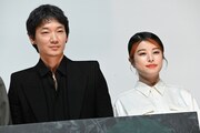 左から綾野剛、さとうほなみ。