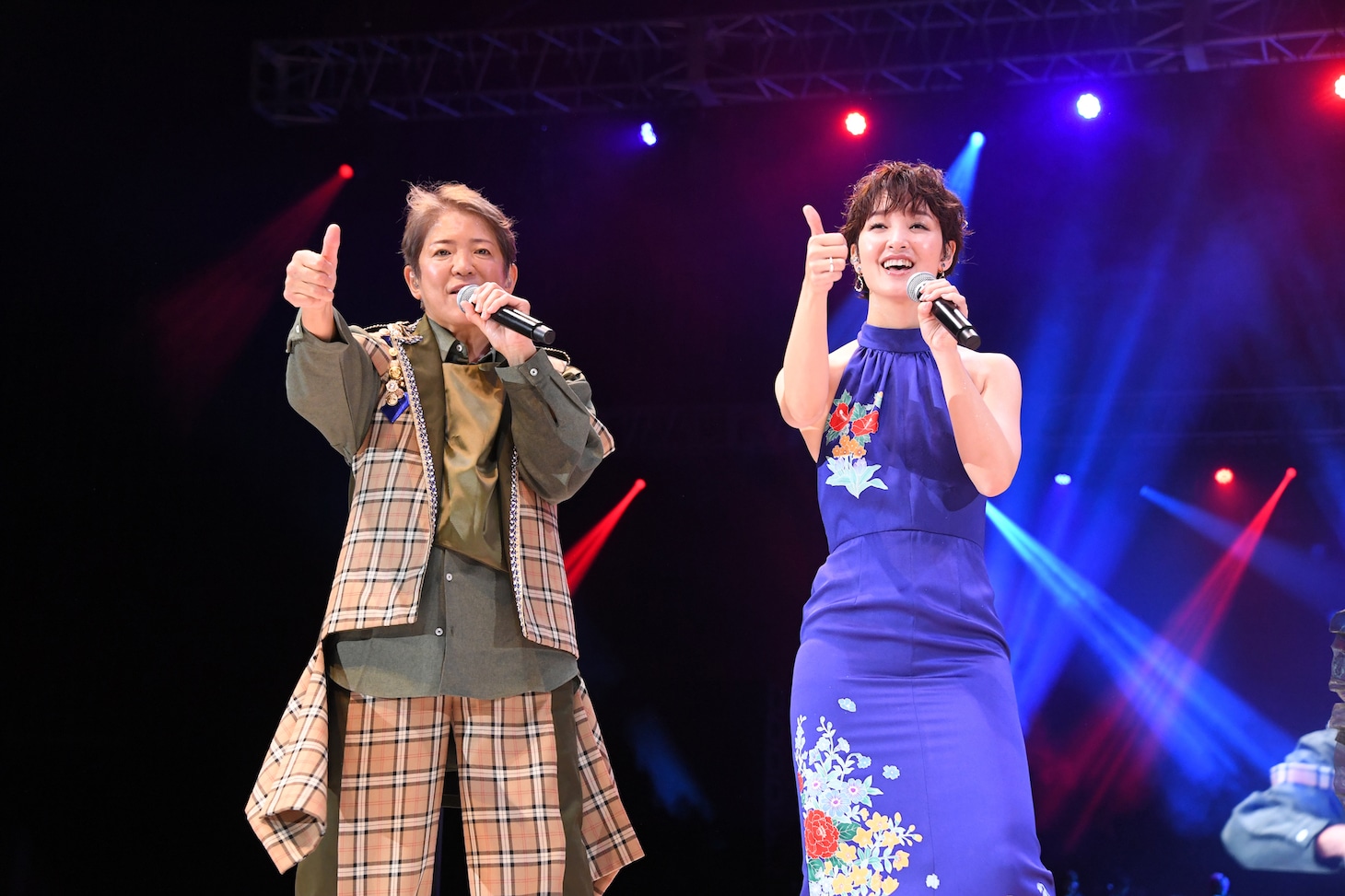 左からライオネス飛鳥、剛力彩芽。
