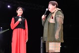 左から唐田えりか、長与千種。