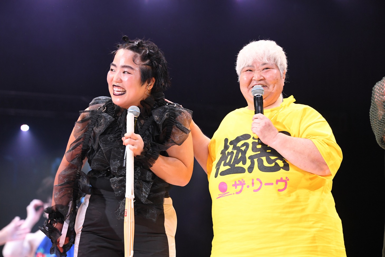 左からゆりやんレトリィバァ、ダンプ松本。