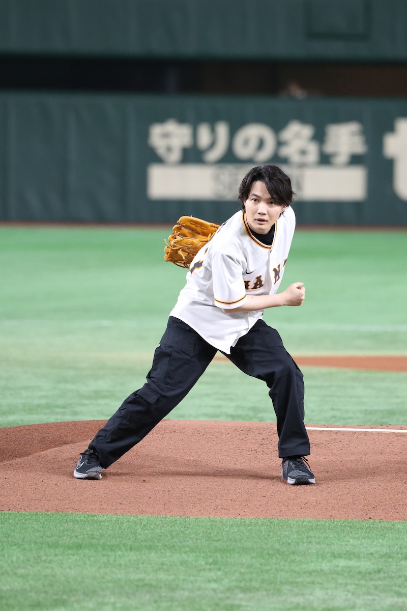 ブルペンで練習したサイドスローを披露した神木隆之介。