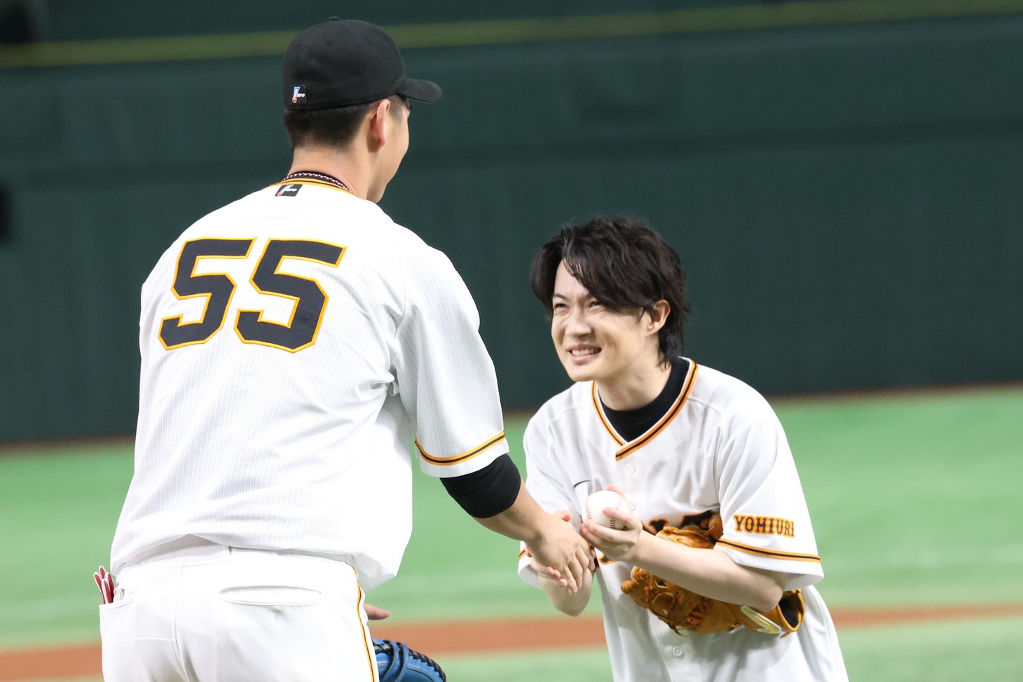 秋広優人（左）と握手を交わす神木隆之介（右）。