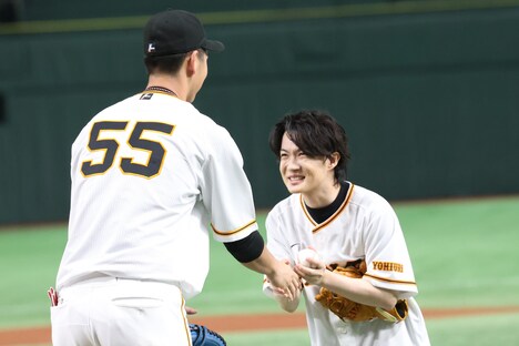 秋広優人(左)と握手を交わす神木隆之介(右)。