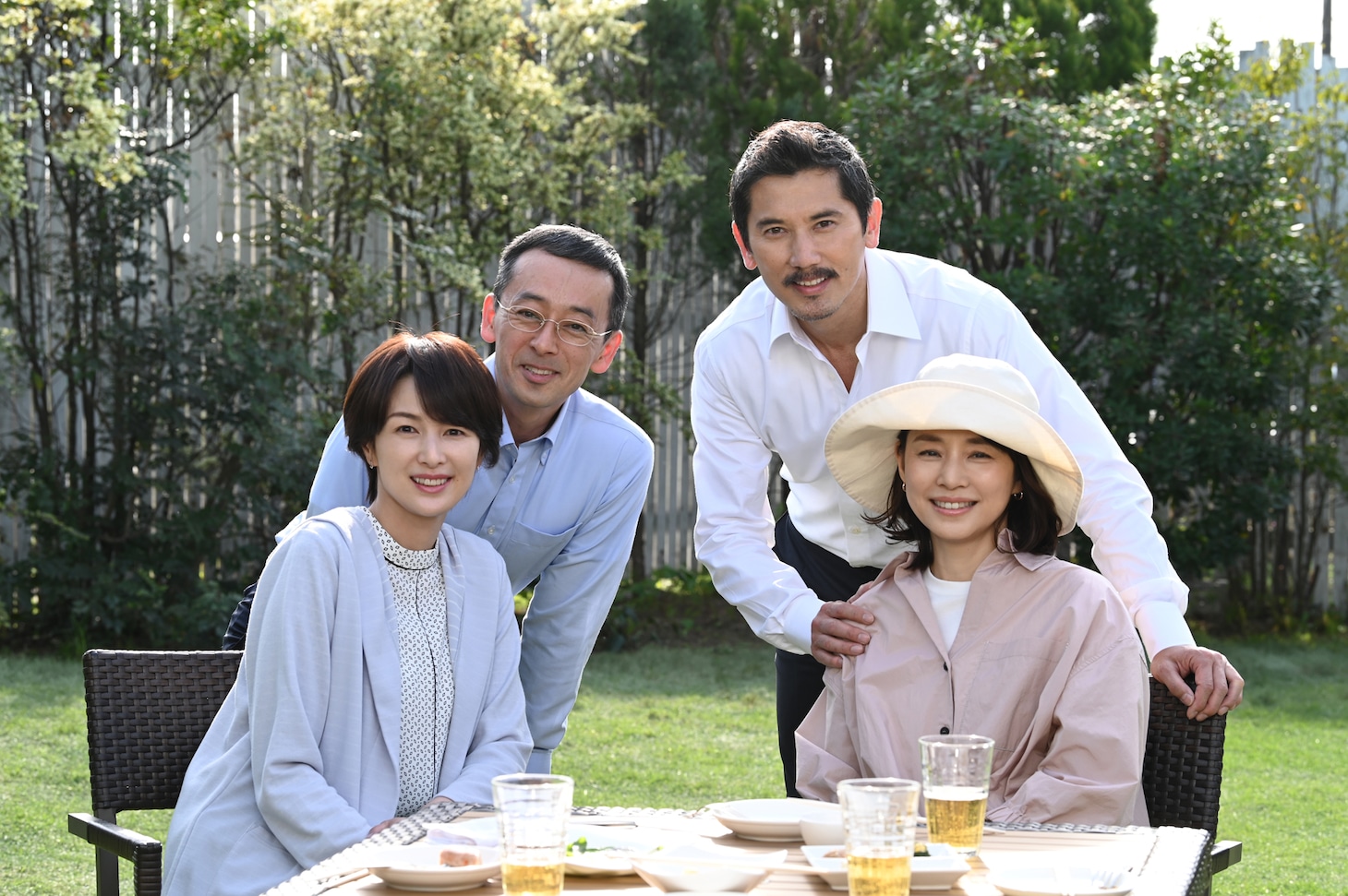 前列左から吉瀬美智子演じる山中知佳、石田ゆり子演じる平尾惠子。後列左から滝藤賢一演じる山中伸弥、本木雅弘演じる平尾誠二。
