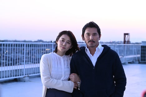 左から石田ゆり子演じる平尾惠子、本木雅弘演じる平尾誠二。