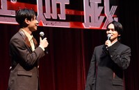 左から戸塚純貴、北村匠海。