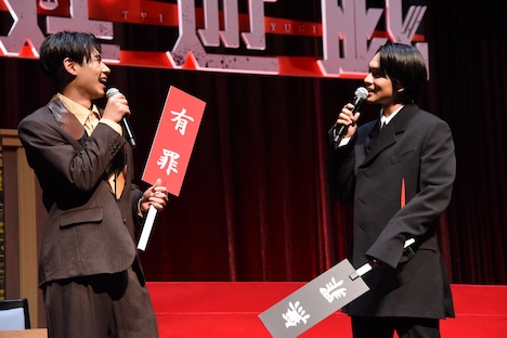 左から戸塚純貴、北村匠海。