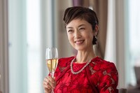 越乃彩梅役の高岡早紀。