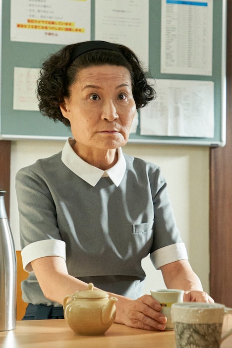 一駒和枝役の片桐はいり。