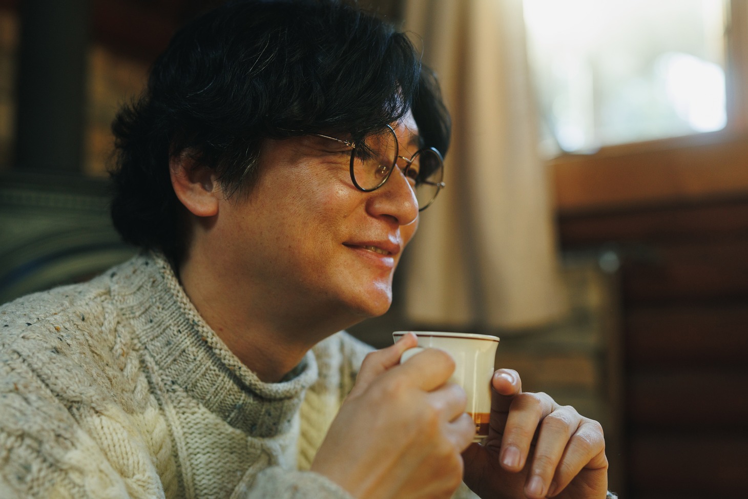 「人生に詰んだ元アイドルは、赤の他人のおっさんと住む選択をした」新場面写真より、井浦新演じるササポン。