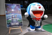 会場前に展示された映画ポスターとドラえもん。