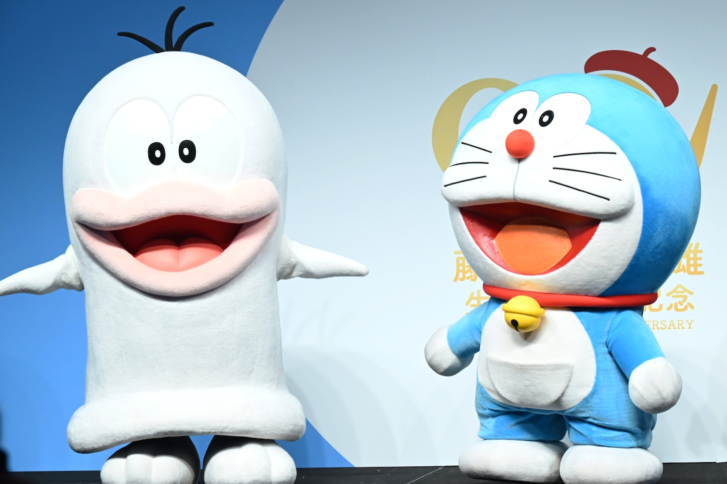 左からオバQ、ドラえもん。