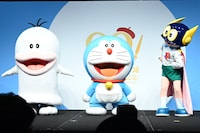 「藤子・F・不二雄 生誕90周年 企画発表会」開催宣言の様子。左からオバQ、ドラえもん、パーマン。