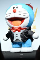 燕尾服で登場したドラえもん。