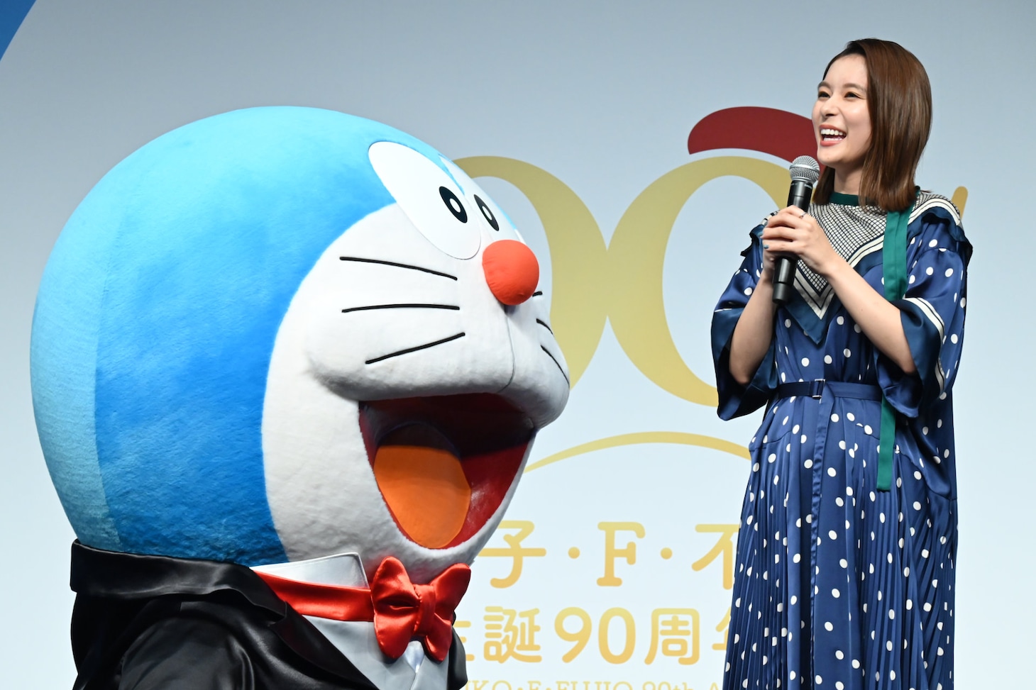 左からドラえもん、芳根京子。