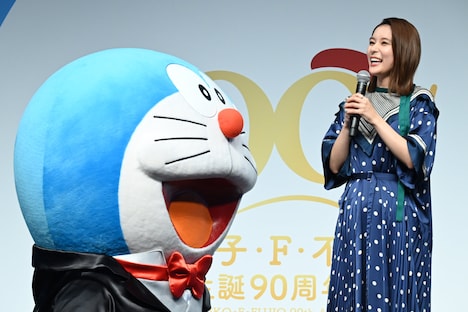 左からドラえもん、芳根京子。