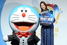 「藤子・F・不二雄 生誕90周年 企画発表会」の様子。左からドラえもん、芳根京子。