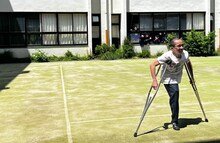 サッカーをするグエン・ドク氏。