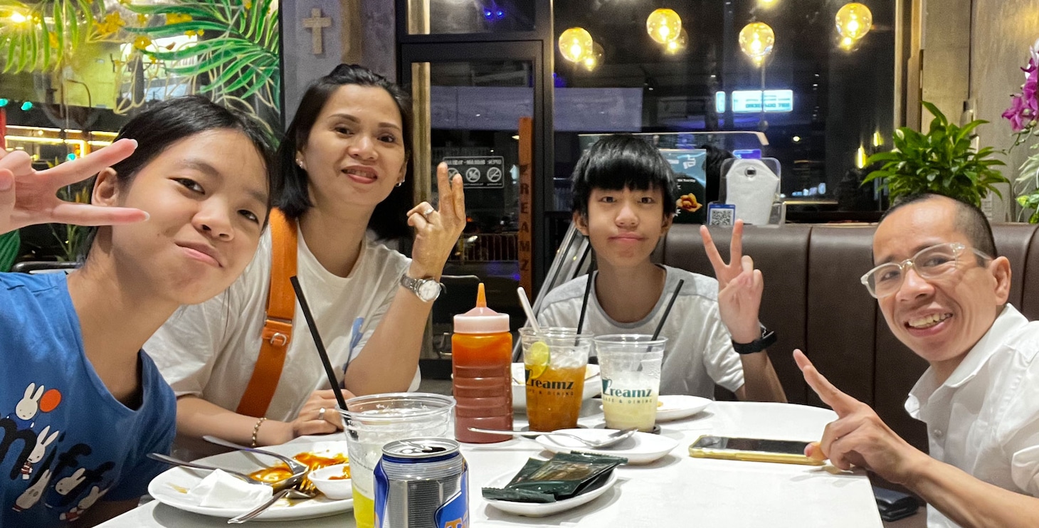 グエン・ドク氏（右）と家族の記念写真。