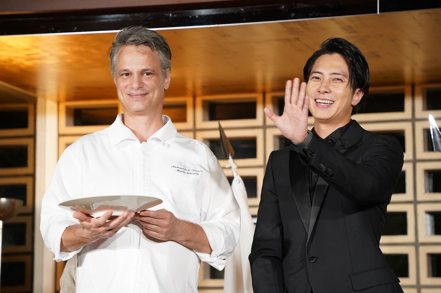 フランス大使公邸料理長セバスチャン・マルタン（左）と、コラボメニューの名付けを無茶ぶりされる山下智久（右）。