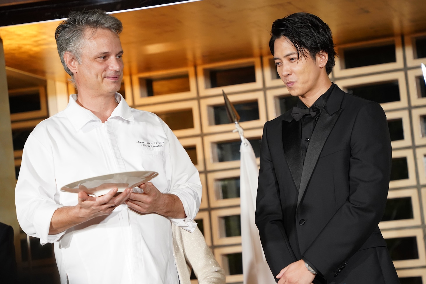 コラボメニューの名前を考えるため、料理をじっくり見る山下智久（右）。