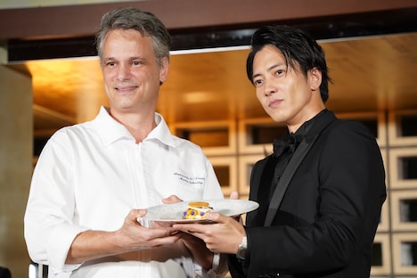 「海と山と花の雫」と名付けた一品を持つ山下智久（右）。